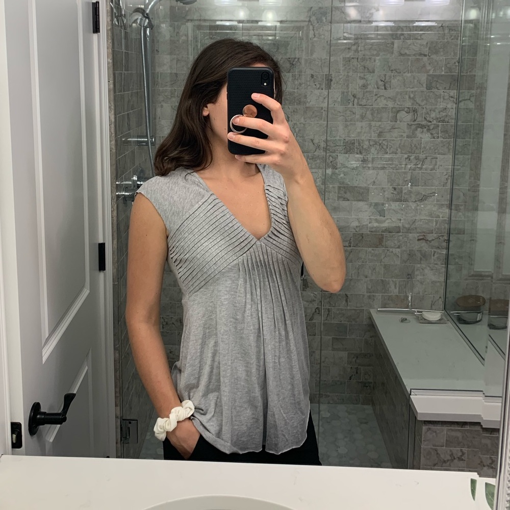 Deep v-neck gray shirt-sleeve swing top